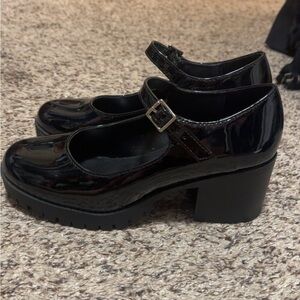 8.5 black Mary Jane style women’s shoes excellent condition